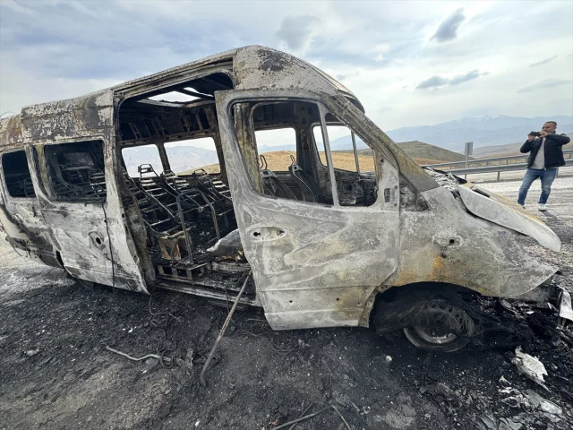 Van'da Yolculuk Kabusa Döndü Minibüs Alevlere Teslim Oldu
