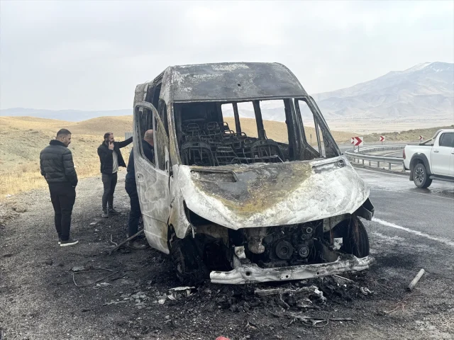 Van'da Yolculuk Kabusa Döndü Minibüs Alevlere Teslim Oldu