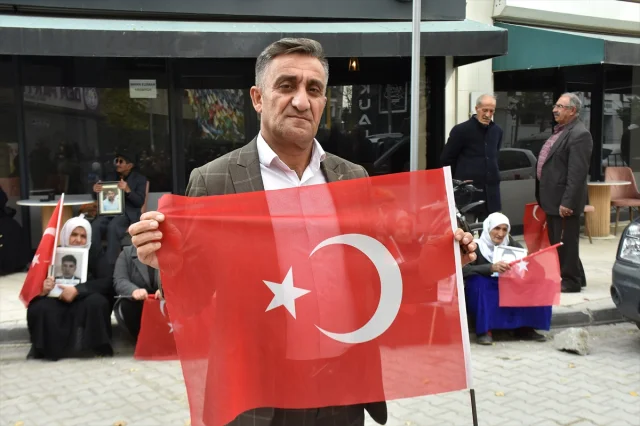 Van'da Dram: Aileler Evlat Nöbetini Ümitsizce Sürdürüyor