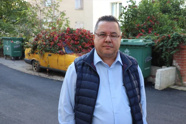 İzmir'de Sahipsiz Kalan Otomobil Yeşille Kaplandı