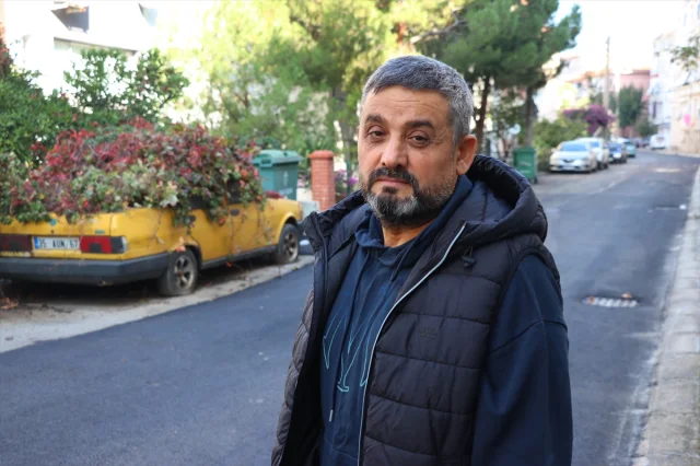 İzmir'de Sahipsiz Kalan Otomobil Yeşille Kaplandı