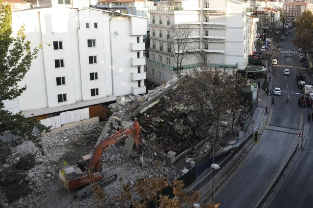 Ankara'da Yıkılan Bina Çevreye Zarar Verdi