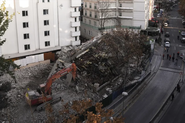 Ankara'da Yıkılan Bina Çevreye Zarar Verdi