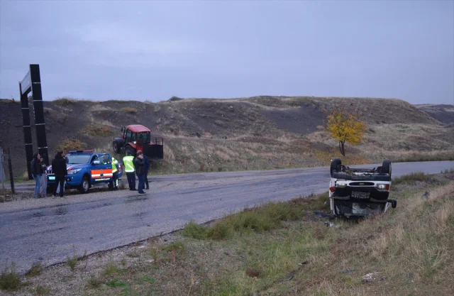 Çorum'da şok anlar: Otomobile çarpmamak için manevra yapan minibüs devrildi