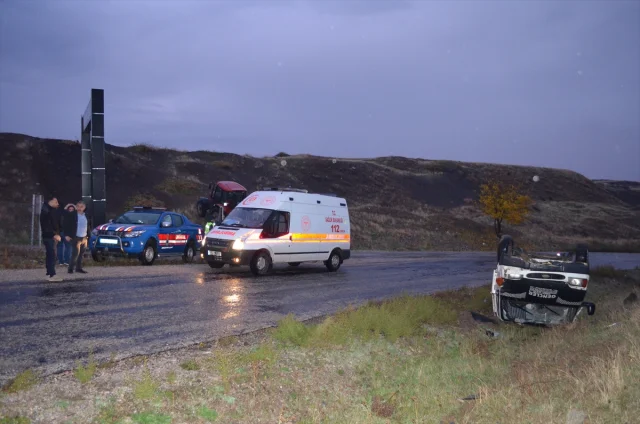 Çorum'da şok anlar: Otomobile çarpmamak için manevra yapan minibüs devrildi