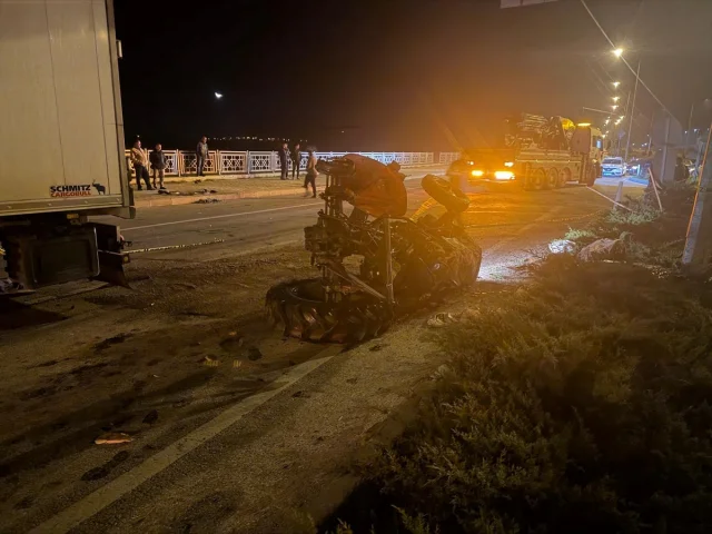 Çanakkale'de Yol Korkunç Kazaya Sahne Oldu: Traktördeki Çift Hayatını Kaybetti