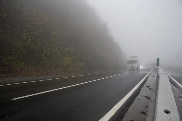 Bolu Dağı'nda Görüş Mesafesini Azaltan Sis ve Sağanak Hakim