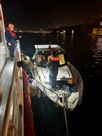 İstanbul Boğazı'nda Arızalanan Tekne Heyecan Verici Operasyo...