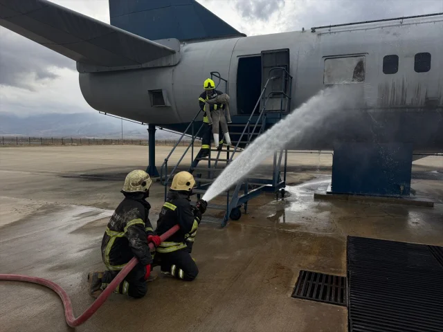 Erzincan'da heyecan dolu uçak yangın tatbikatı