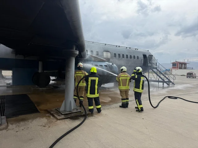 Erzincan'da heyecan dolu uçak yangın tatbikatı