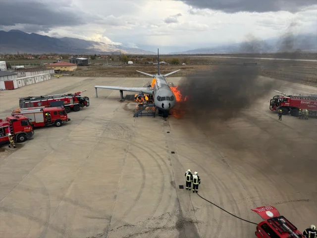 Erzincan'da heyecan dolu uçak yangın tatbikatı