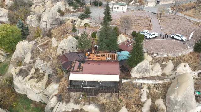 Kapadokya'da doğal dokuyu bozan izinsiz kafe yıkıldı