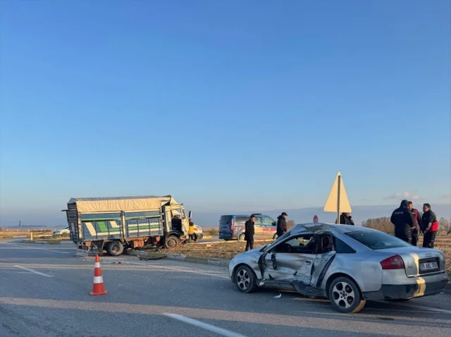 Afyonkarahisar'da Trafik Kazası Herkesi Şaşırttı: 6 Yaralı