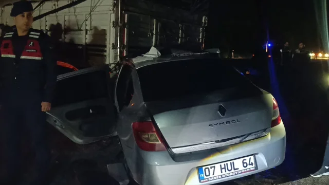 Adana'daki Kaza Tüyler Ürpertti: Kamyon ve Otomobil Çarpıştı