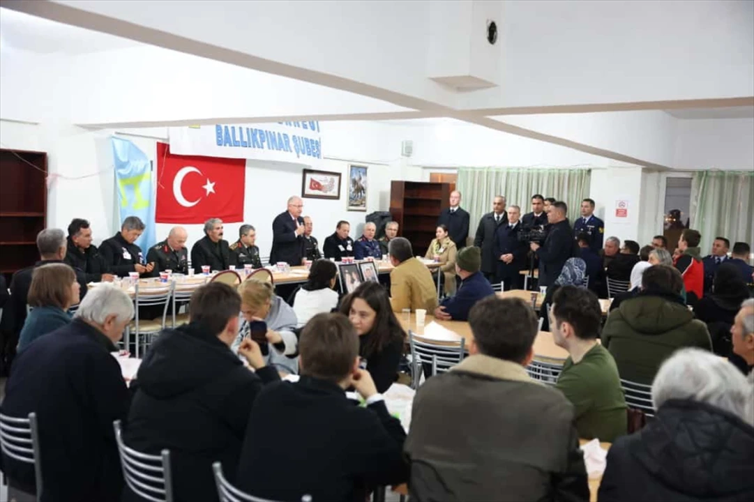 Bakan Güler'den düşen askeri uçak şehitlerine anlamlı ziyaret