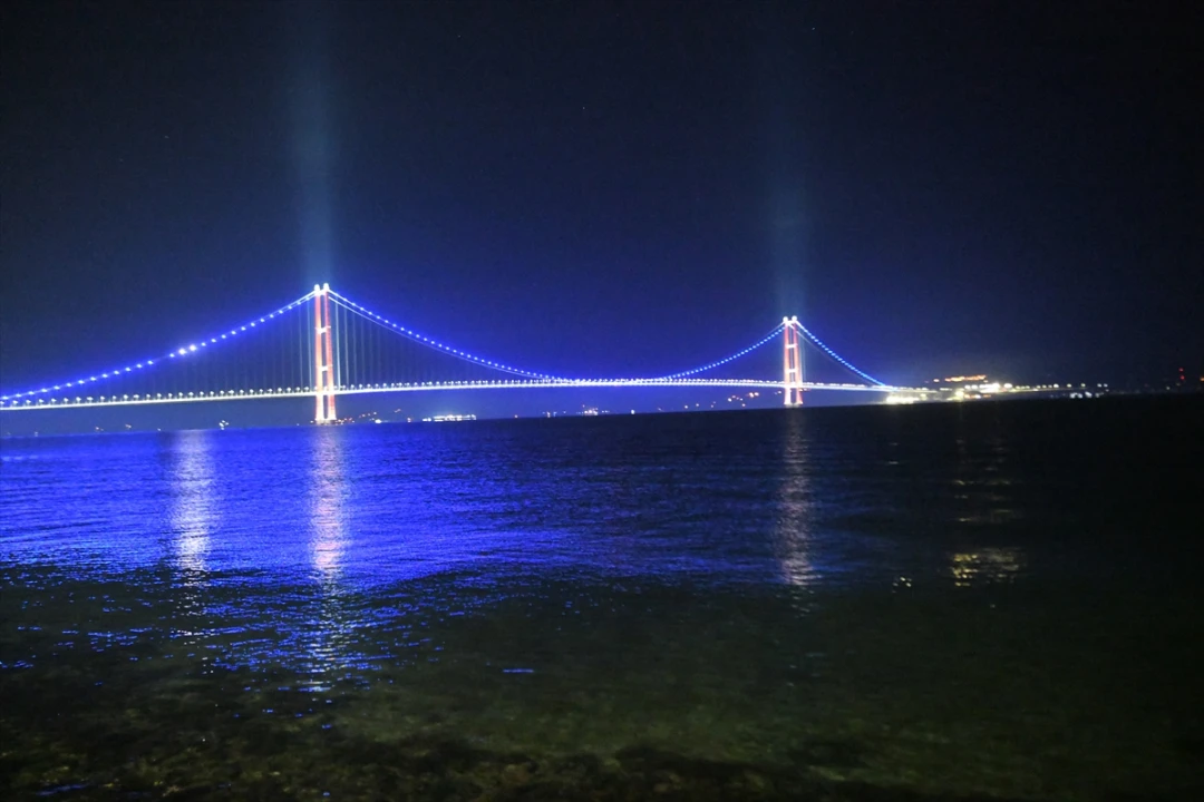 1915 Çanakkale Köprüsü Dünya Diyabet Günü nedeniyle maviye büründü