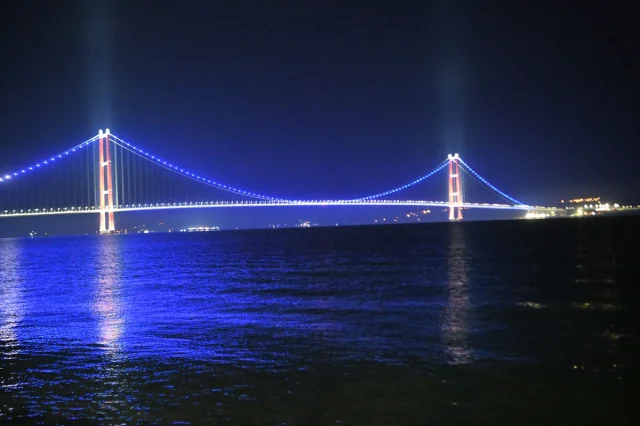 1915 Çanakkale Köprüsü'nde Mavi Işıklar Neden Yandı? Merak Uyandıran Etkinlik