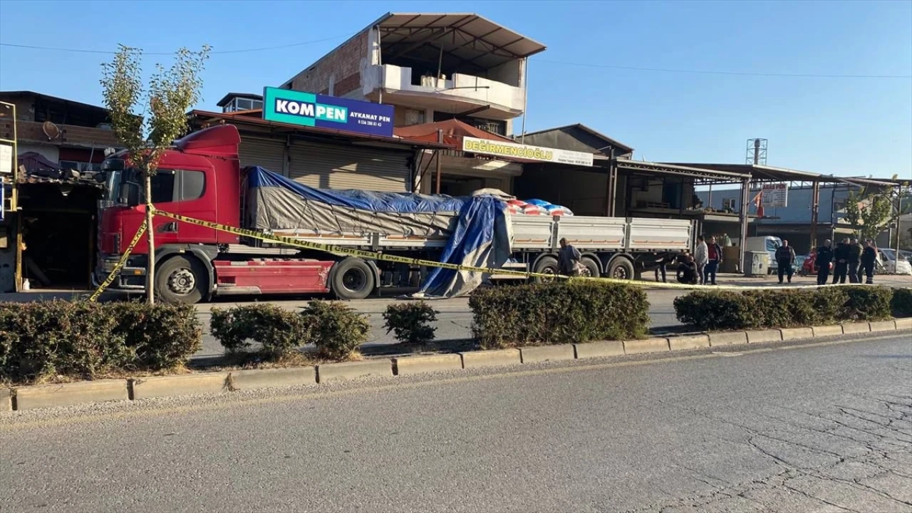 Manisa'da Feci Kaza: Tıra Çarpan Polis Aracında Can Kaybı