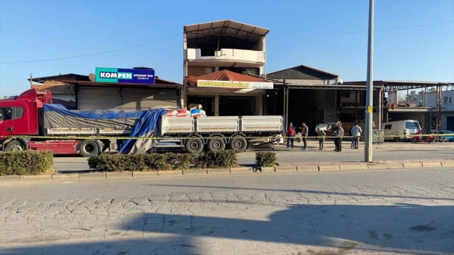 Manisa'da Feci Kaza: Tıra Çarpan Polis Aracında Can Kaybı