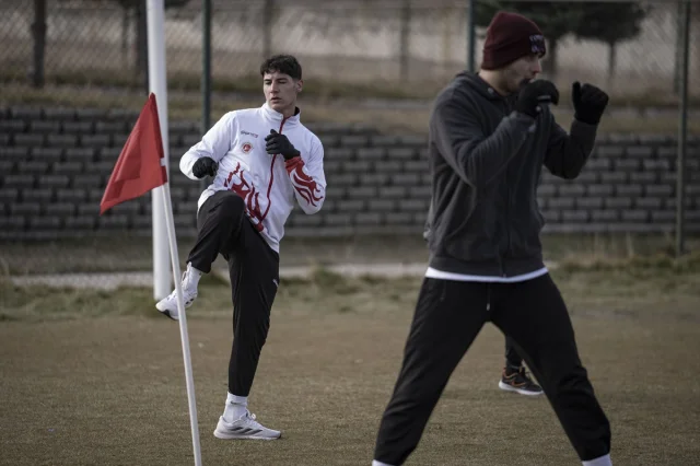 Milli sporcular Palandöken'de şampiyona öncesi güç topluyor