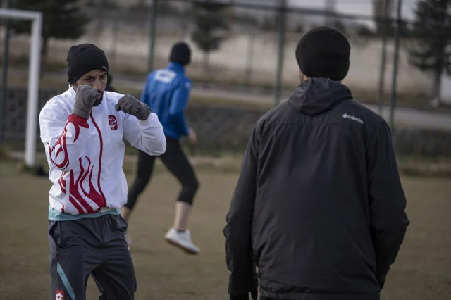 Milli sporcular Palandöken'de şampiyona öncesi güç topluyor