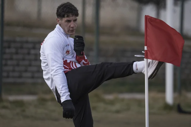 Milli sporcular Palandöken'de şampiyona öncesi güç topluyor