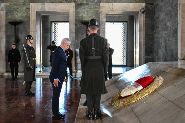 KKTC Büyükelçisi Korukoğlu'ndan Duygusal Anıtkabir Ziyareti
