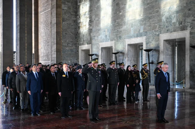 KKTC Büyükelçisi Korukoğlu'ndan Duygusal Anıtkabir Ziyareti