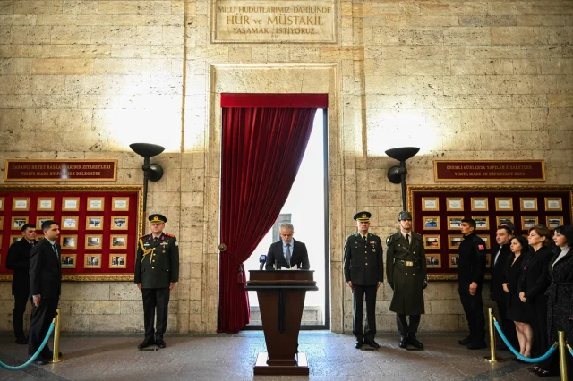 KKTC Büyükelçisi Korukoğlu'ndan Duygusal Anıtkabir Ziyareti