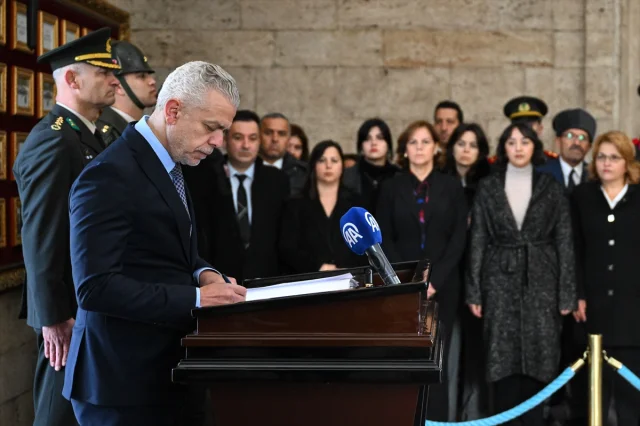 KKTC Büyükelçisi Korukoğlu'ndan Duygusal Anıtkabir Ziyareti