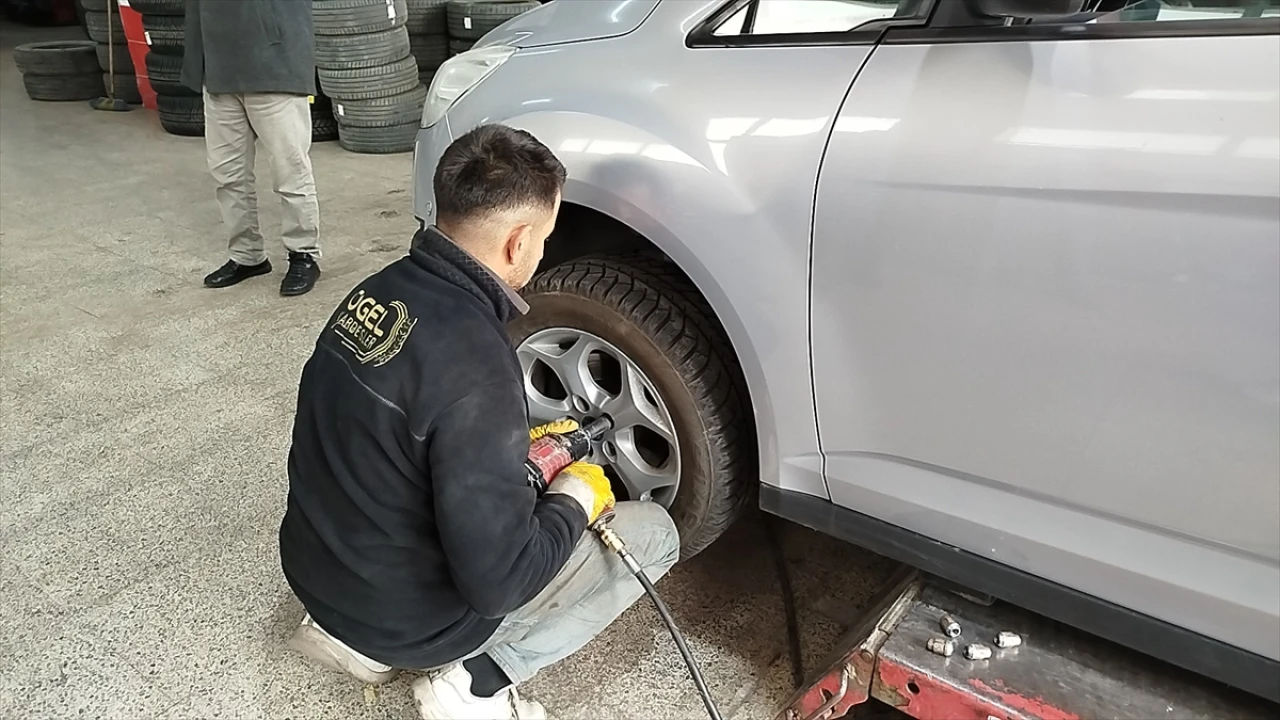 Kars'ta kış lastiği telaşı başladı ticari araçlar sıraya girdi