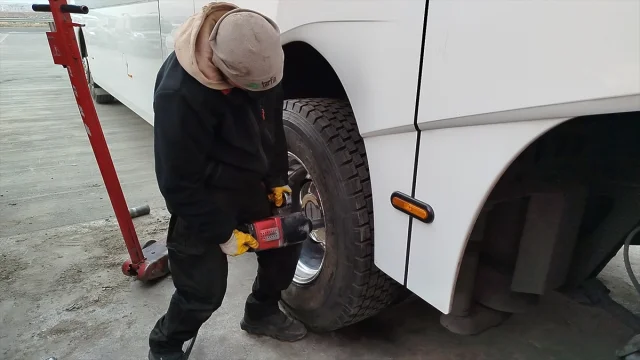 Kars'ta kış lastiği telaşı başladı ticari araçlar sıraya girdi