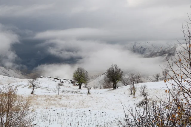 Hakkari'yi Beyaza Bürüyen Kar Yağışı Şaşırttı