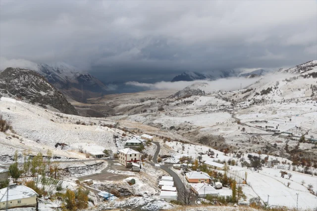 Hakkari'yi Beyaza Bürüyen Kar Yağışı Şaşırttı