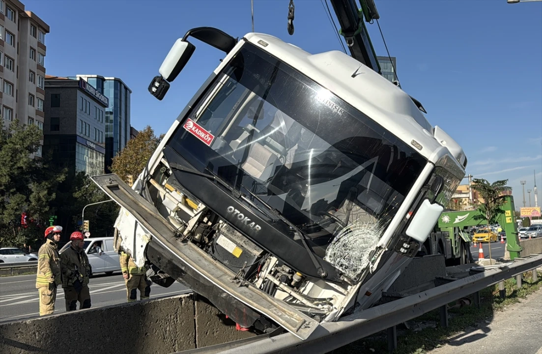 Kadıköy'deki kaza trafikte kaosa yol açtı