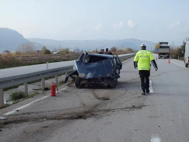 Tokat'ta Korkutan Kaza: Otomobil ile Tır Çarpıştı