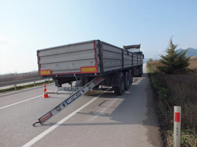 Tokat'ta Korkutan Kaza: Otomobil ile Tır Çarpıştı