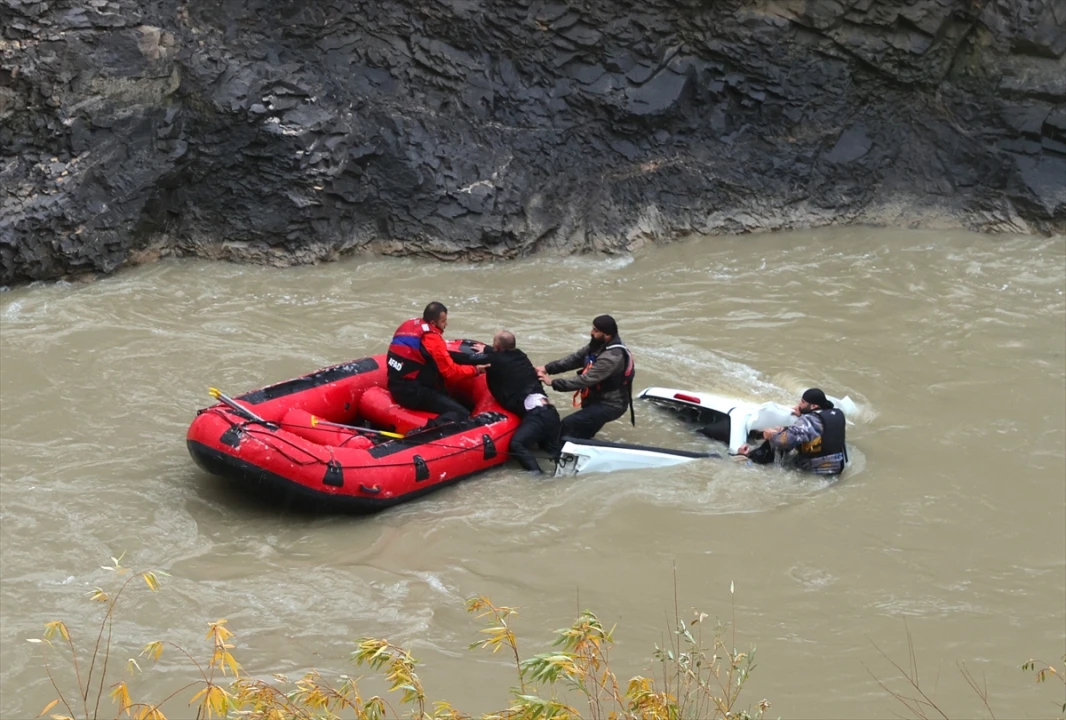 Zap Suyu'nda Korku Dolu Anlar: Uçuruma Düşen Pikaptaki Yolcular Son Anda Kurtarıldı
