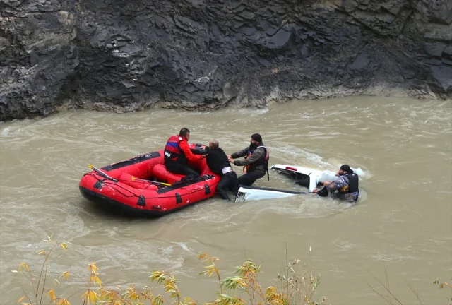 Zap Suyu'nda Korku Dolu Anlar: Uçuruma Düşen Pikaptaki Yolcu...