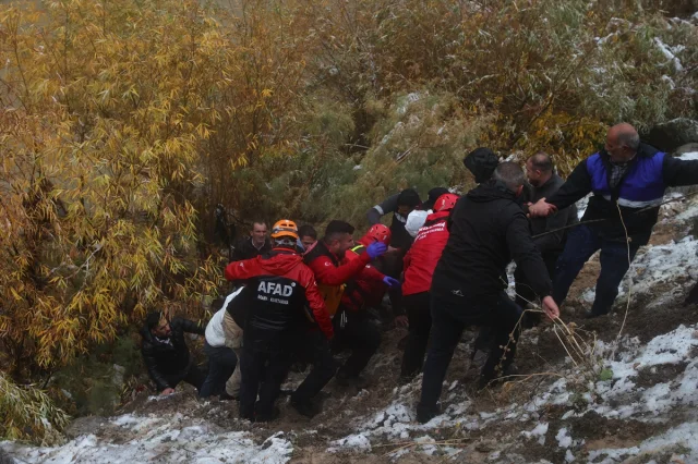 Zap Suyu'nda Korku Dolu Anlar: Uçuruma Düşen Pikaptaki Yolcular Son Anda Kurtarıldı