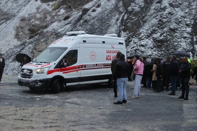 Zap Suyu'nda Korku Dolu Anlar: Uçuruma Düşen Pikaptaki Yolcular Son Anda Kurtarıldı
