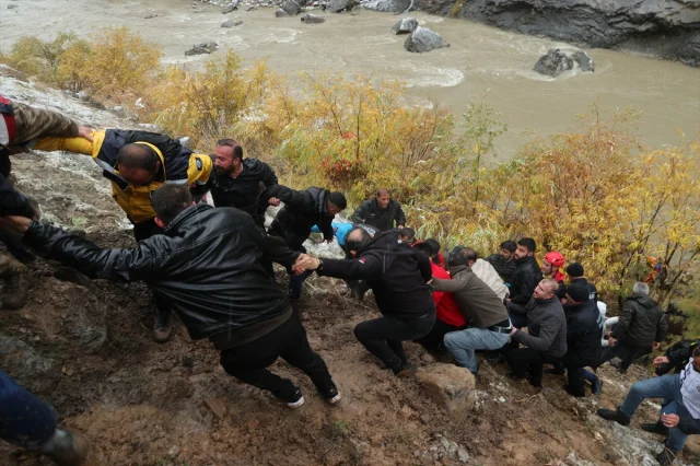 Zap Suyu'nda Korku Dolu Anlar: Uçuruma Düşen Pikaptaki Yolcular Son Anda Kurtarıldı