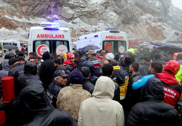 Zap Suyu'nda Korku Dolu Anlar: Uçuruma Düşen Pikaptaki Yolcular Son Anda Kurtarıldı