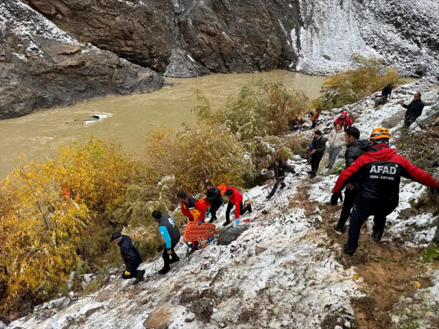 Zap Suyu'nda Korku Dolu Anlar: Uçuruma Düşen Pikaptaki Yolcular Son Anda Kurtarıldı