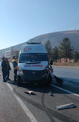 Çankırı'da Kaza Korkuttu: Ambulans ve Otomobil Çarpıştı