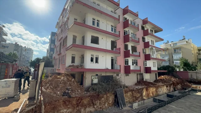 Antalya'da metruk binadaki yangın can aldı