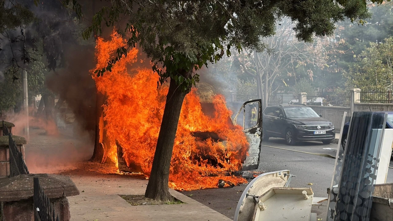 Esenyurt'ta Minibüs Yangını Herkesi Şaşkına Çevirdi