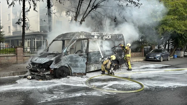 Esenyurt'ta Minibüs Yangını Herkesi Şaşkına Çevirdi
