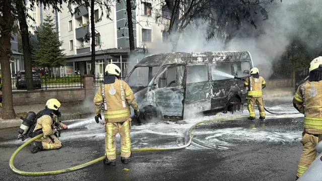 Esenyurt'ta Minibüs Yangını Herkesi Şaşkına Çevirdi