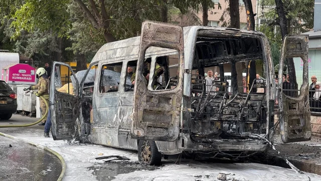 Esenyurt'ta Minibüs Yangını Herkesi Şaşkına Çevirdi